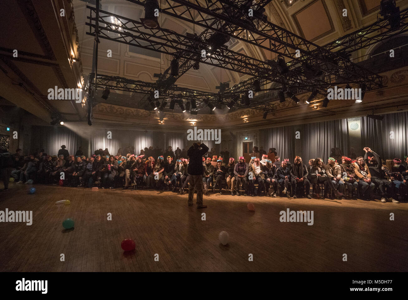 Londres, Royaume-Uni. Feb 21, 2018. Les membres de l'assistance de jouer à la chaise musicale dans le cadre de compétences du Parti pour la fin du monde, un événement de théâtre interactif par Nigel Barrett et Louise Mari à Shoreditch Town Hall de Londres. Date de la photo : le mercredi 21 février, 2018. Credit : Roger Garfield/Alamy Live News Banque D'Images