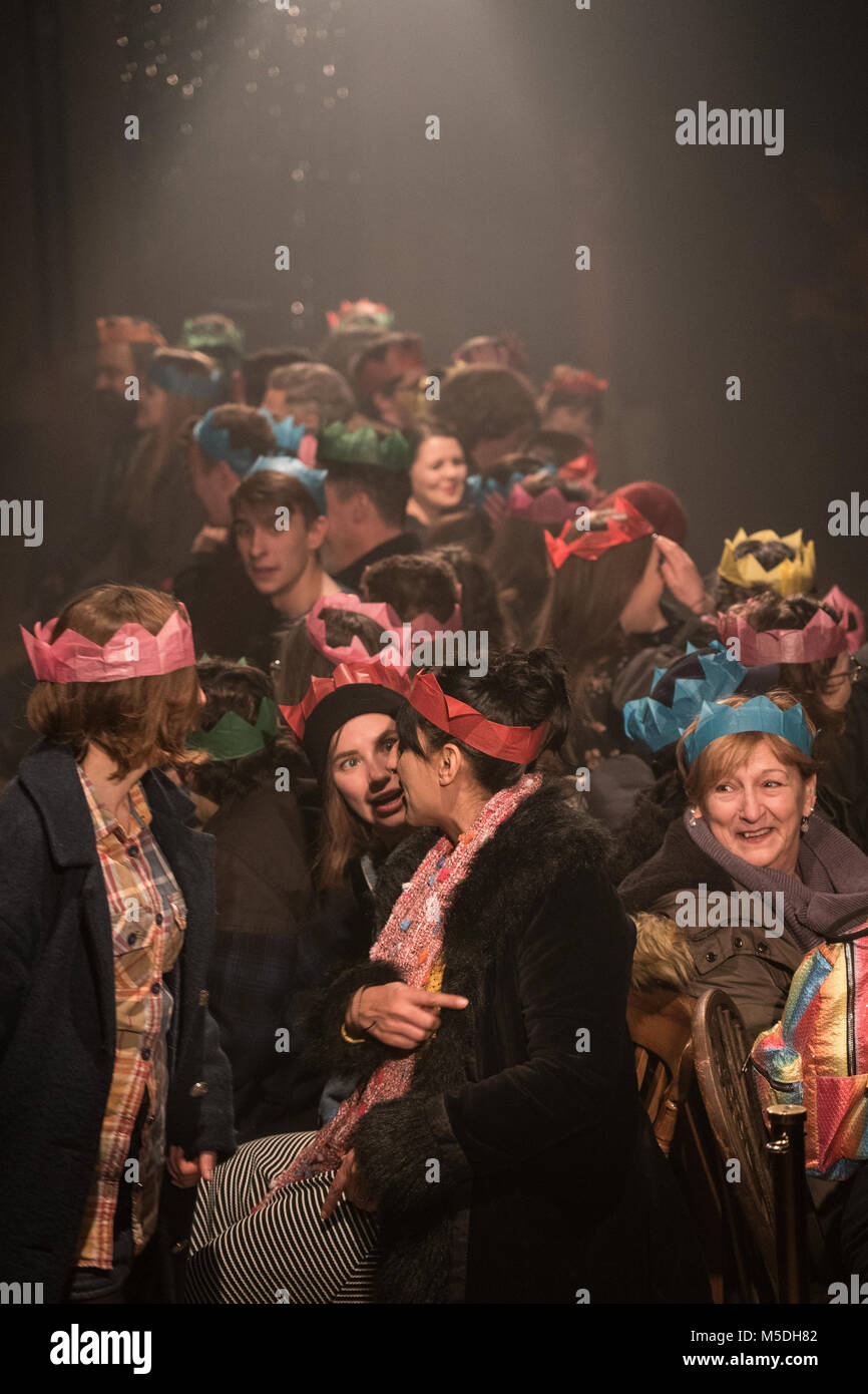 Londres, Royaume-Uni. Feb 21, 2018. Les membres de l'assistance de jouer à la chaise musicale dans le cadre de compétences du Parti pour la fin du monde, un événement de théâtre interactif par Nigel Barrett et Louise Mari à Shoreditch Town Hall de Londres. Date de la photo : le mercredi 21 février, 2018. Credit : Roger Garfield/Alamy Live News Banque D'Images