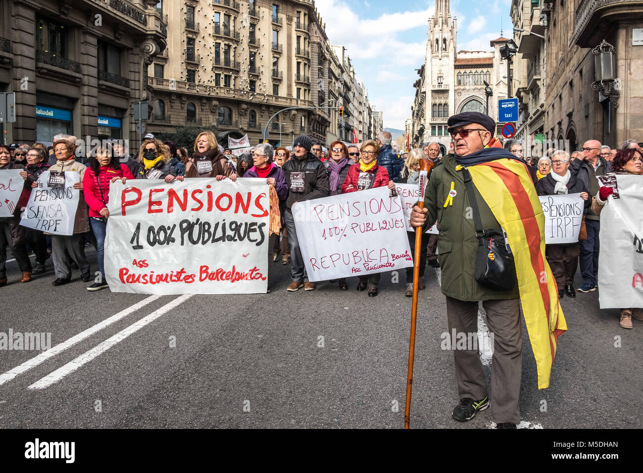 Barcelone, Catalogne, Espagne. Feb 22, 2018. Un homme vu avec un drapeau catalan en face de la manifestation pour les retraites.Les retraités de juste tout autour de l'Espagne ont pris part à une manifestation pour protester contre le plan du gouvernement pour qu'augmenter leur pension de 0,25  % Crédit : Paco Freire/SOPA/ZUMA/Alamy Fil Live News Banque D'Images