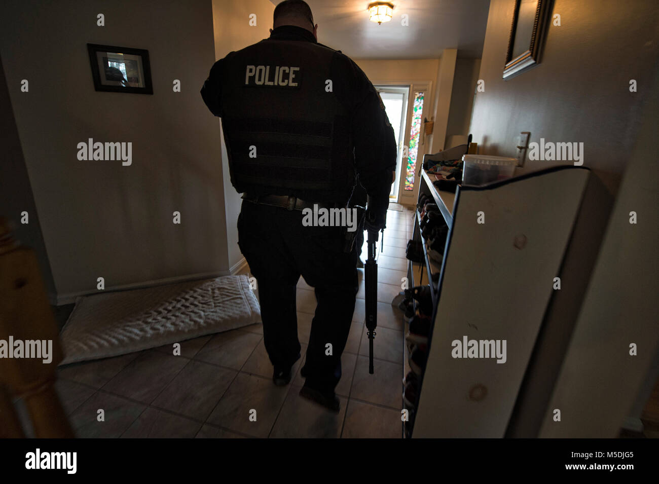 Leesburg, Virginia, USA. Feb 22, 2018. Un vétéran Leesburg remises deux AR-15s aujourd'hui pour le Département de Police de Leesburg. Ici les agents de LPD enlevé les canons de la maison, deux AR-15's avec environ 3000 pièces de munitions, deux douzaines de magazines de grande capacité et d'autres accessoires d'un fusil d'assaut. Les armes seront détruites et non pas remis en circulation. Crédit : William Graham/Alamy Live News Banque D'Images