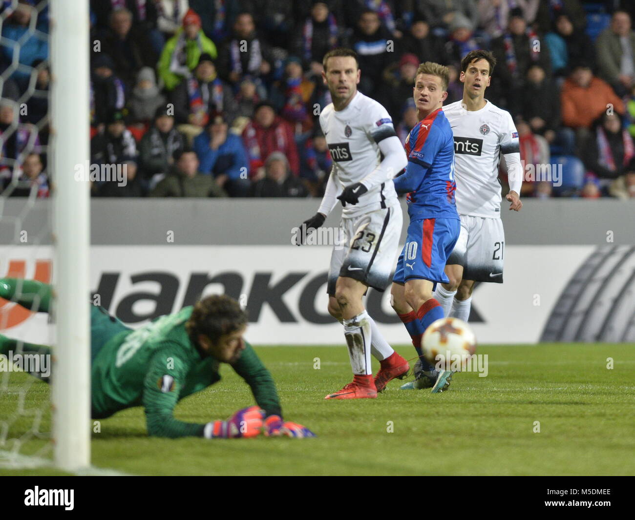 Pilsen, République tchèque. Feb 22, 2018. De gauche du gardien Vladimir Stojkovic Partizan, Marko Jevtovic de Partizan, Jan Kopic de Viktoria et Bojan Ostojic de Partizan en action au cours de l'Europa Ligue de football 2ème tour match retour Viktoria Plzen vs Partizan Belgrade Arena Doosan à Plzen (Pilsen, République tchèque), le 22 février, 2018. Photo : CTK Miroslav Chaloupka/Photo/Alamy Live News Banque D'Images