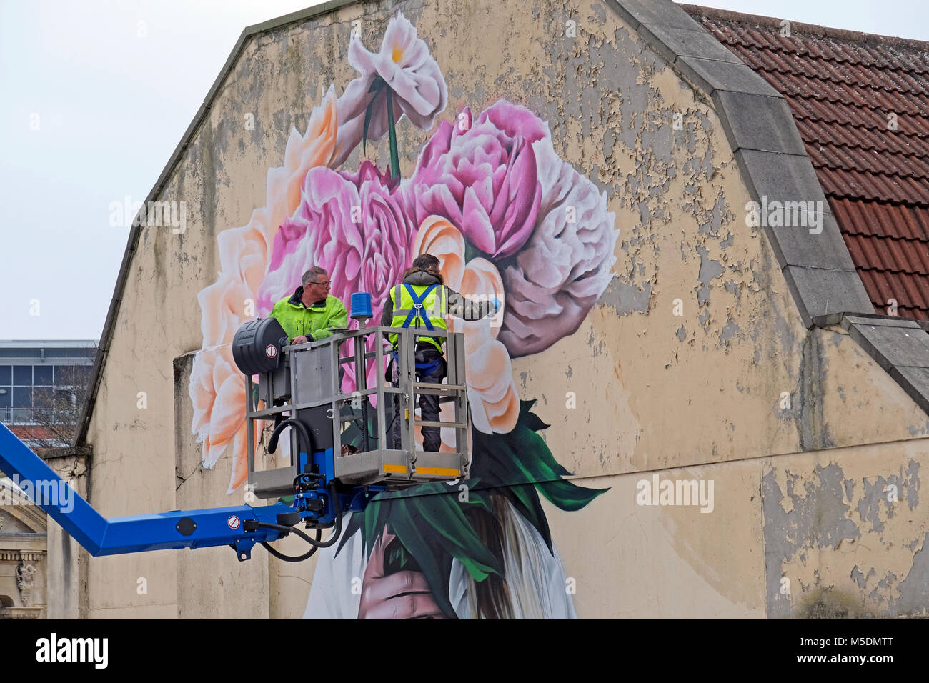 Bristol, Royaume-Uni. 22 Février, 2018. Artiste Jody Thomas travaille sur une peinture murale sur le mur de la fleuriste, un nouveau restaurant sur la rue Park dans le centre-ville. Keith Ramsey/Alamy Live News Banque D'Images