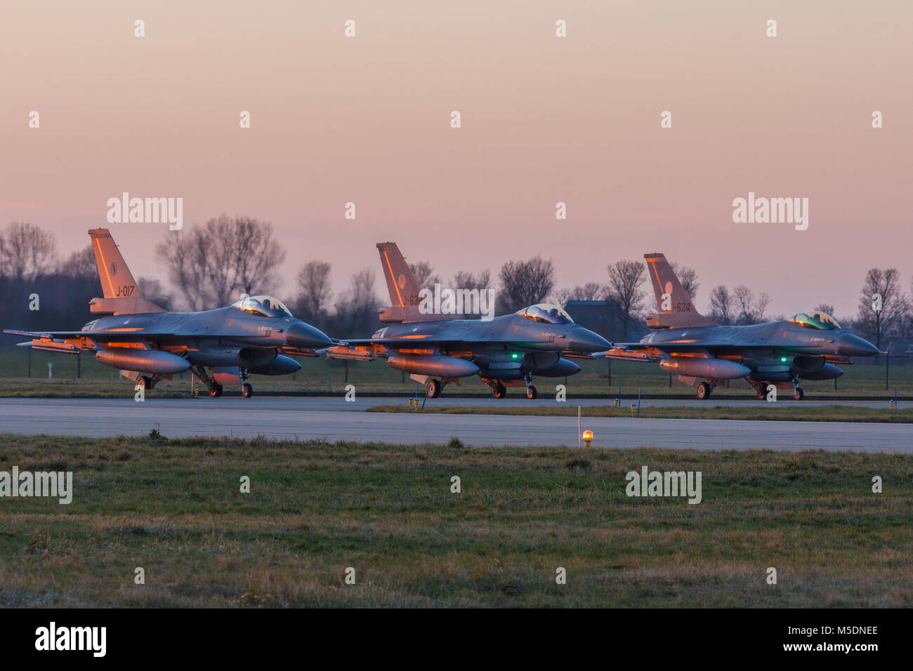 Leeuwarden 6 fév 2018 : vol de nuit de l'exercice. F-16 Fighting Falcon se préparer à décoller dans le soleil du soir. Banque D'Images
