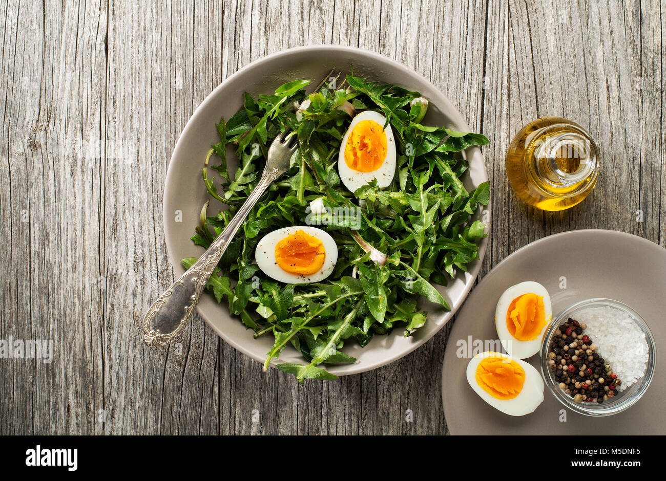 Salade de pissenlit frais sain avec des œufs frais généraux shoot Banque D'Images