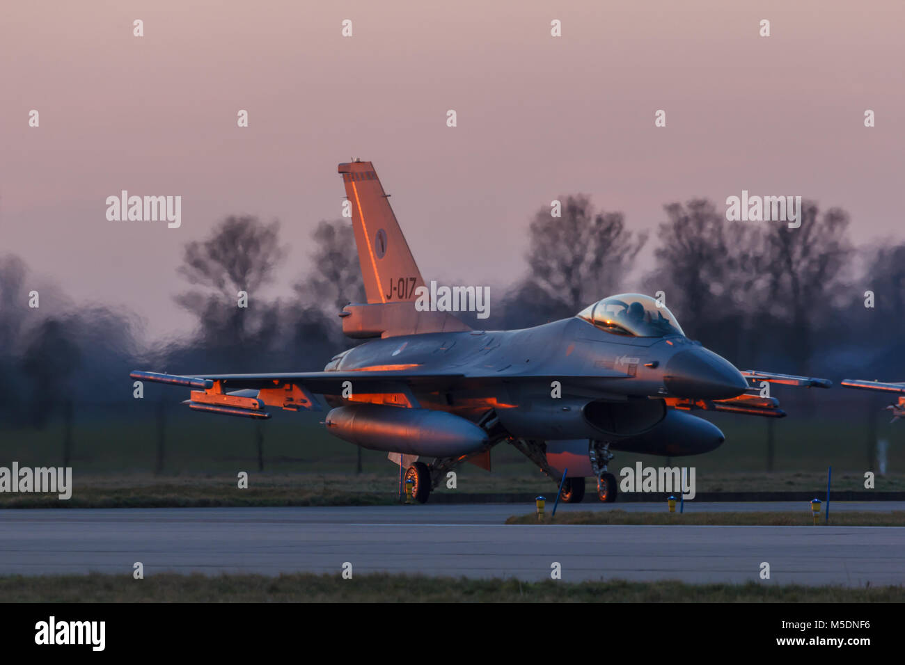 Leeuwarden 6 fév 2018 : vol de nuit de l'exercice. F-16 Fighting Falcon se préparer à décoller dans le soleil du soir. Banque D'Images