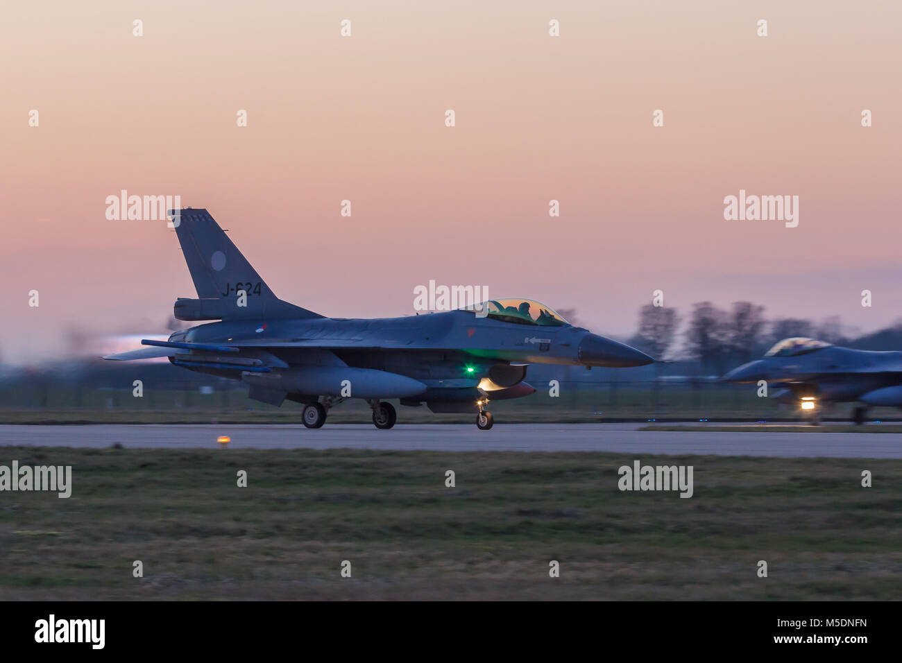 Leeuwarden 6 fév 2018 : vol de nuit de l'exercice. F-16 Fighting Falcon décolle dans le soleil du soir. Banque D'Images