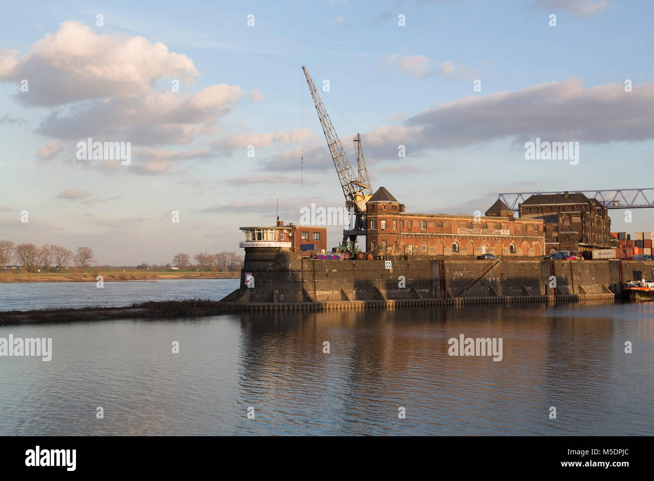 Krefeld-Uerdingen, Rheinhafen, Hafeneinfahrt und Lagerhäuser Banque D'Images