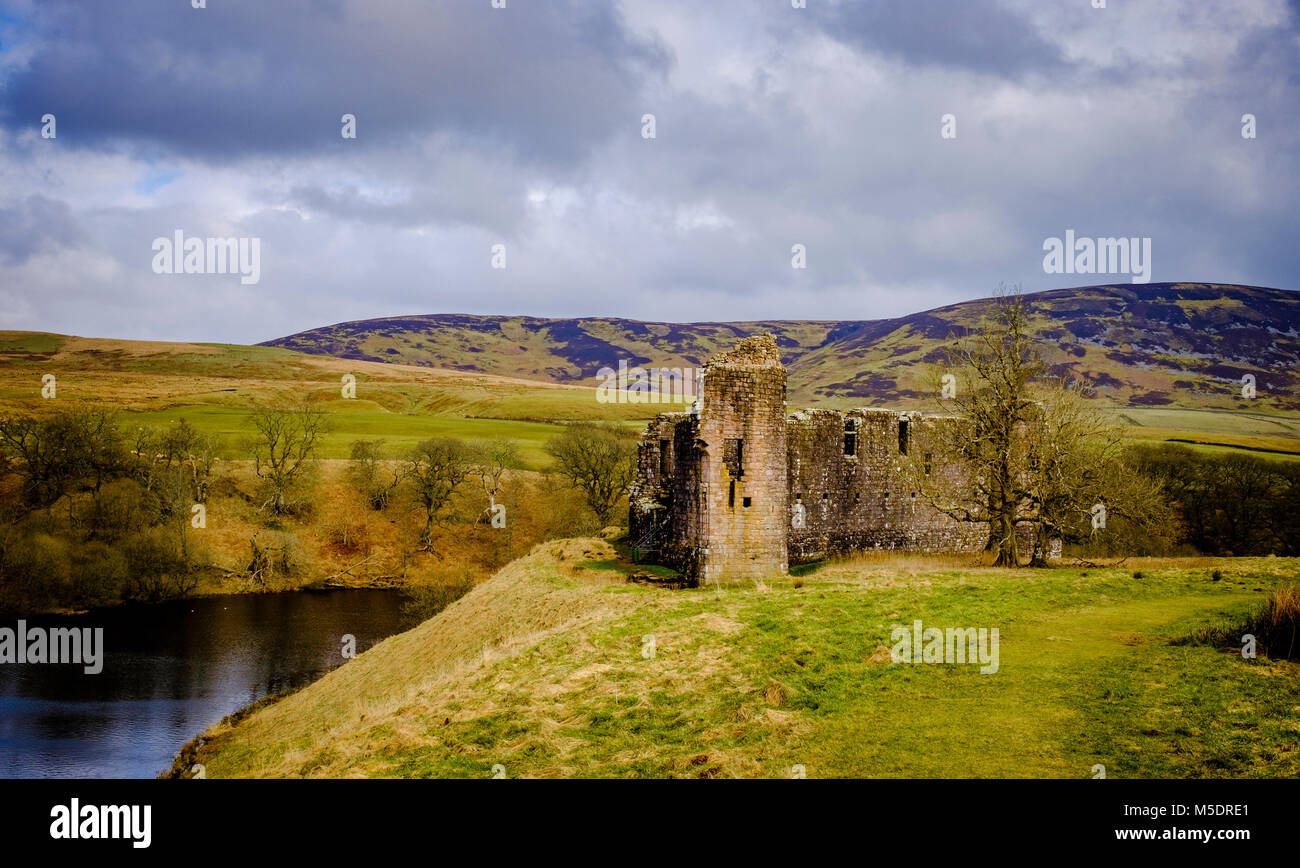 Morton Château est situé par un loch artificiel dans les collines au-dessus de Nithsdale, dans la région de Dumfries et Galloway, au sud-ouest de l'Écosse. Il se trouve à 2,5 milles au nord-ea Banque D'Images