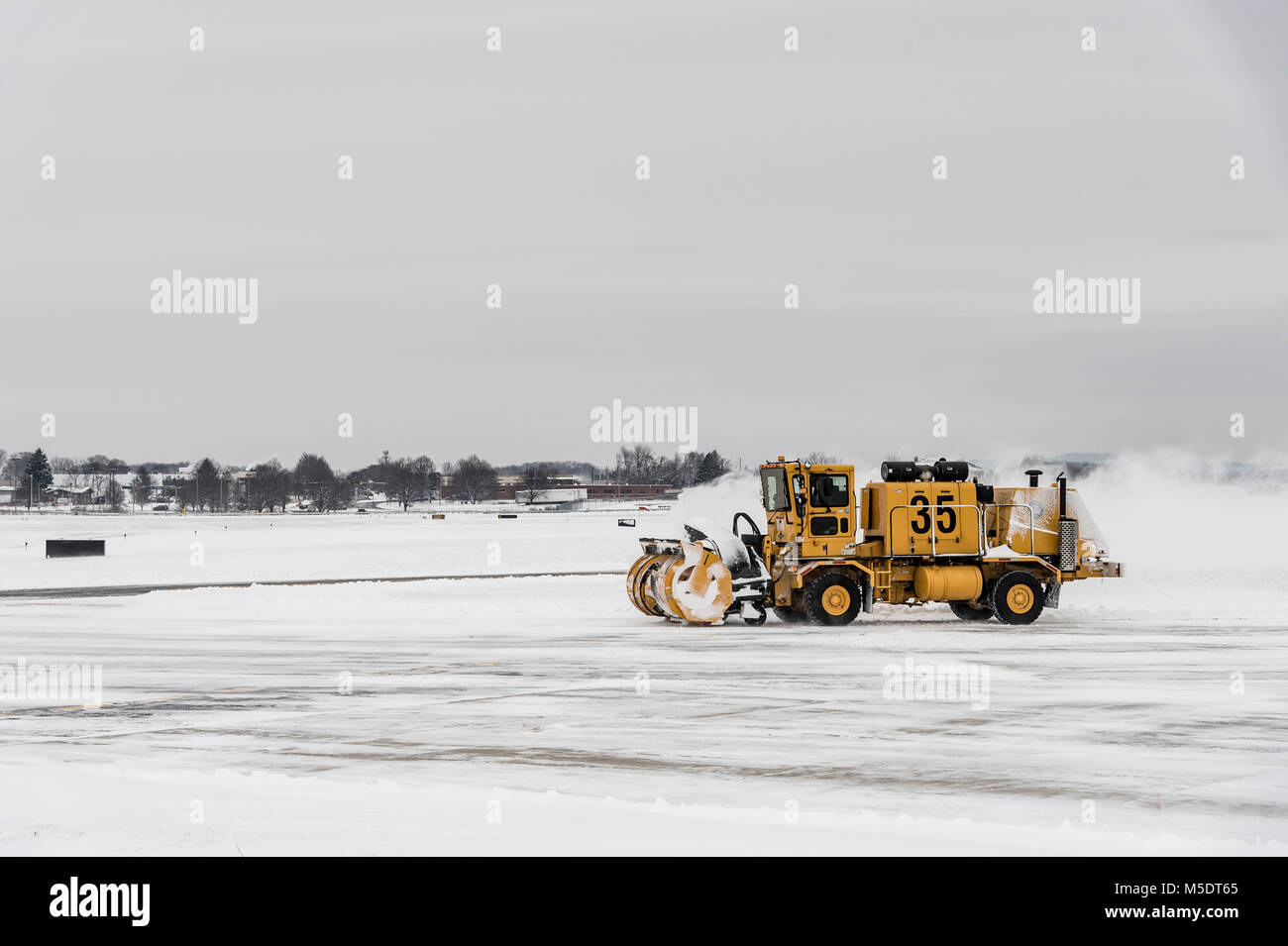 Petit aéroport régional de chasse-neige en hiver, New York, USA Banque D'Images