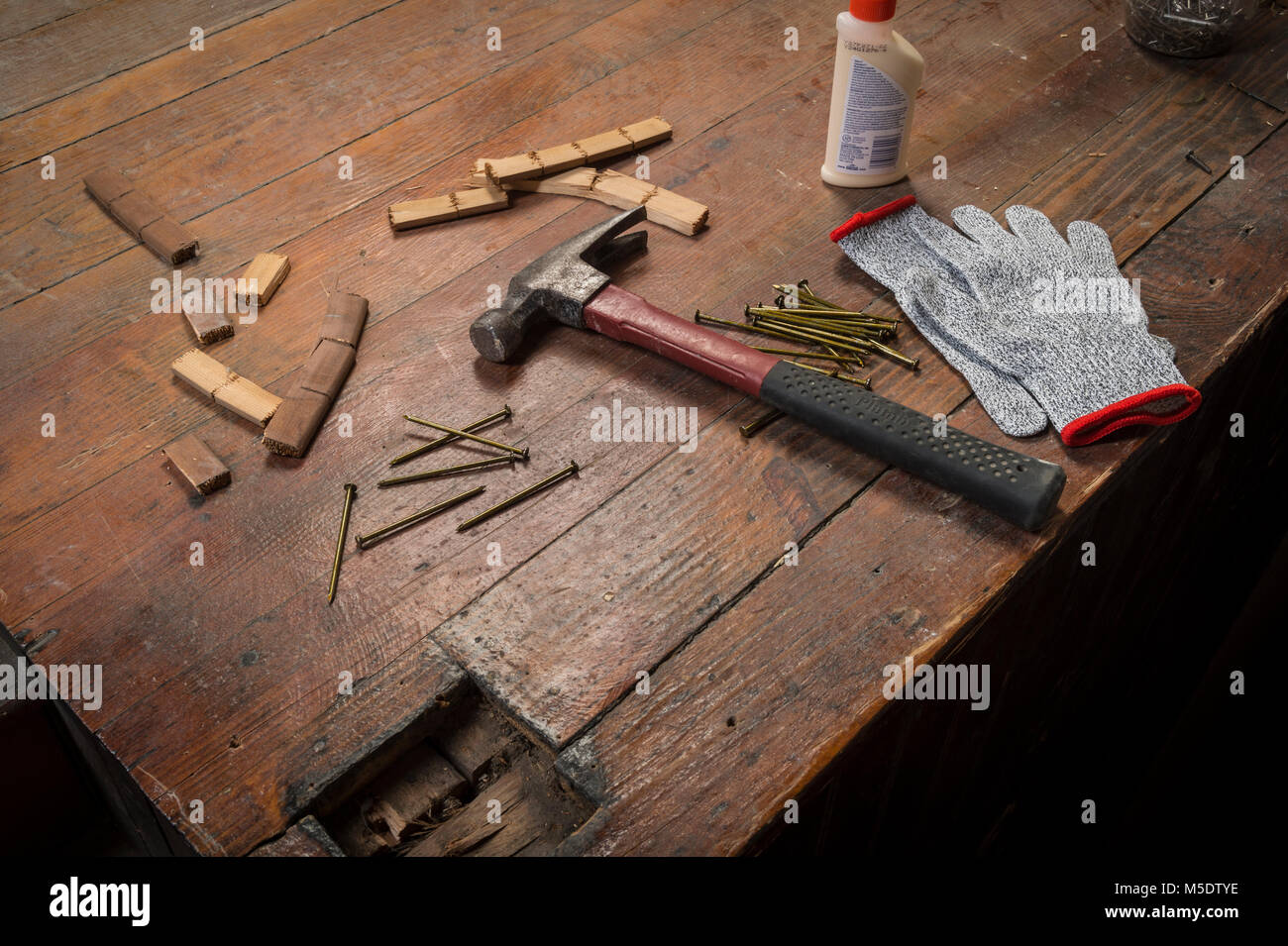 La réparation de plancher de bois franc Banque D'Images