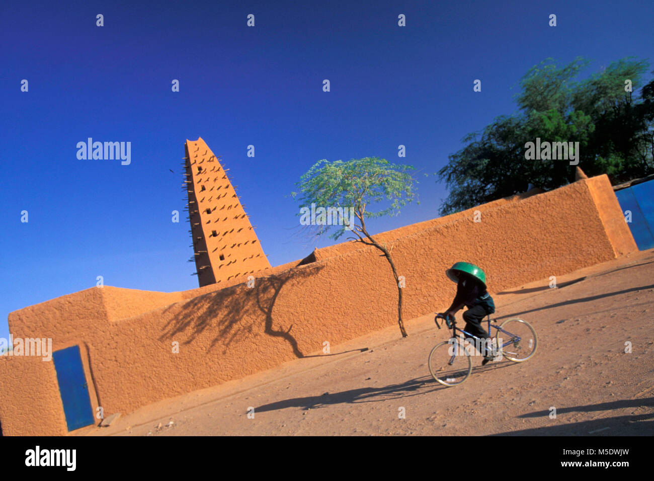 Le Niger. D'Agadez. Désert du Sahara. Sahel. Mosquée. Cycliste. L'Unesco, site du patrimoine mondial. Banque D'Images