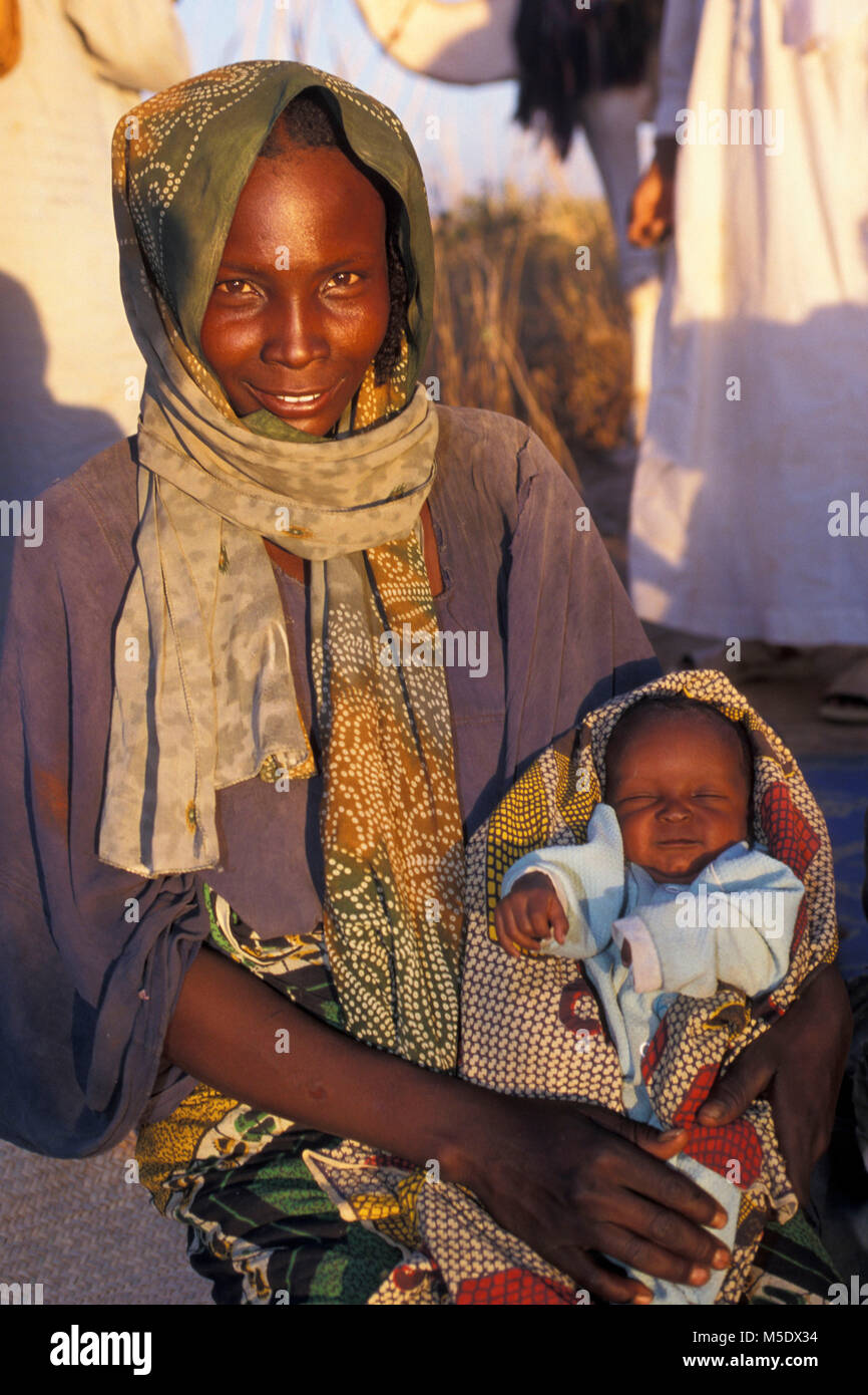 Le Niger, Talak près d'Agadez. Désert du Sahara. Les montagnes de l'air. Sahel. Les gens de la tribu touareg. Femme et bébé. Banque D'Images