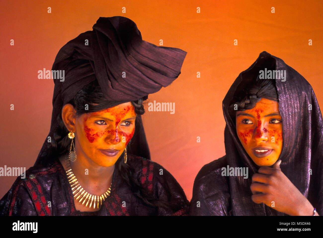 Le Niger, Talak près d'Agadez. Désert du Sahara. Les montagnes de l'air. Sahel. Les gens de la tribu touareg. Les femmes. Portrait. Habillé pour le mariage. Banque D'Images
