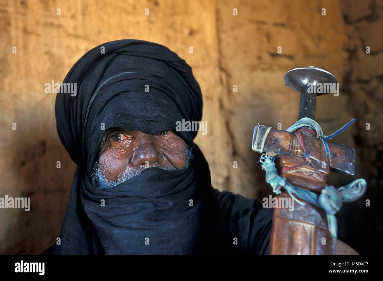 Au Niger, près d'Agadez Iferouane. Désert du Sahara. Les montagnes de l'air. Sahel. Tribu touareg. Les nomades. L'homme. L'homme à l'épée (takouba) Portrait. Banque D'Images
