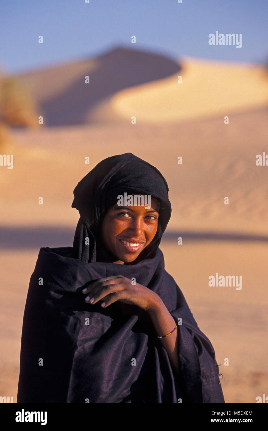 Le Niger, Tazarzait près d'Agadez. Désert du Sahara. Les montagnes de l'air. Sahel. Désert du Ténéré. Tribu touareg. Les nomades. Femme. Portrait. Banque D'Images