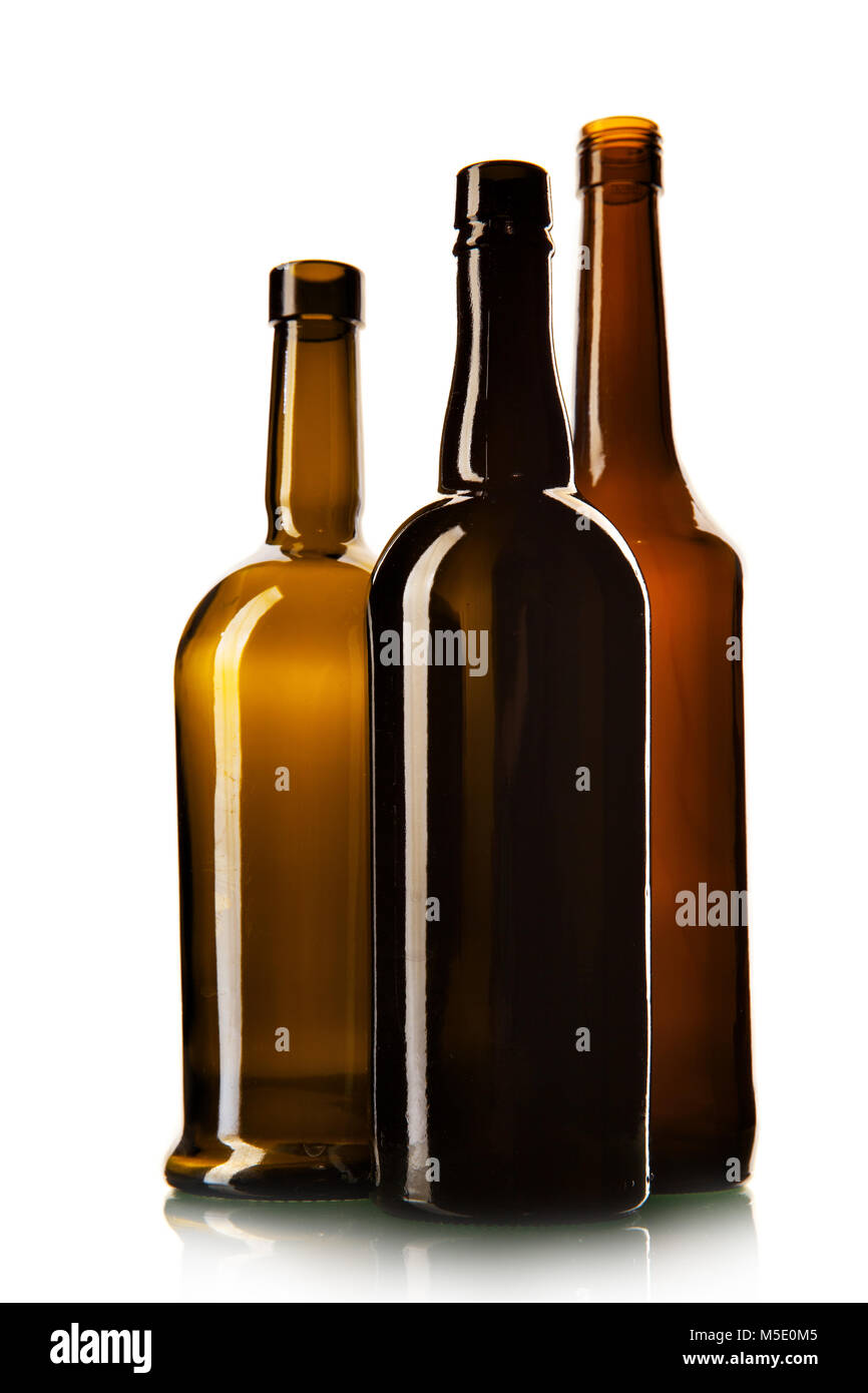 Trois bouteilles de vin vide sur l'isolé sur fond blanc Banque D'Images