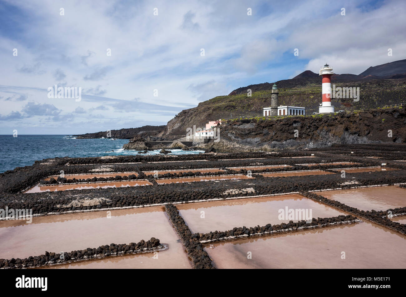 Fuencaliente, La Palma. Canaries Espagne. Les étangs d'évaporation de sel Fuencaliente utilisés pour récolter le sel de mer se trouvent sur le bord de la mer. Au-dessus de la célèbre attraction touristique de phares et un centre de visiteurs se trouvent sur le haut de falaises du littoral. Ce site marque la plus sud de La Palma. Photographié avec un appareil photo Ricoh GRII. Banque D'Images