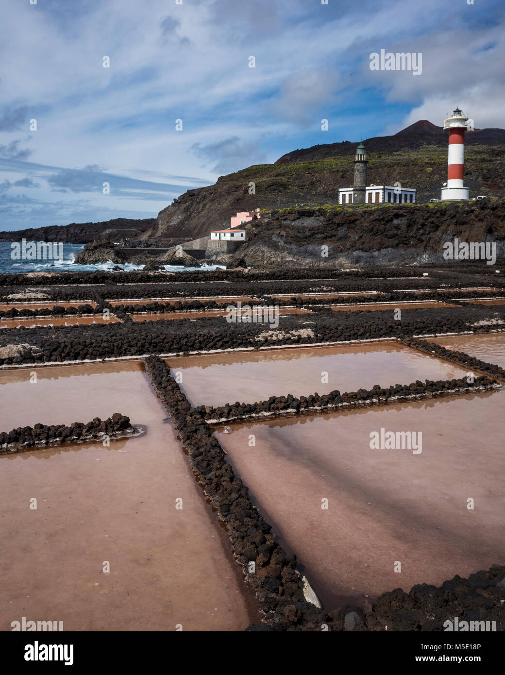 Fuencaliente, La Palma. Canaries Espagne. Les étangs d'évaporation de sel Fuencaliente utilisés pour récolter le sel de mer se trouvent sur le bord de la mer. Au-dessus de la célèbre attraction touristique de phares et un centre de visiteurs se trouvent sur le haut de falaises du littoral. Ce site marque la plus sud de La Palma. Photographié avec un appareil photo Ricoh GRII. Banque D'Images