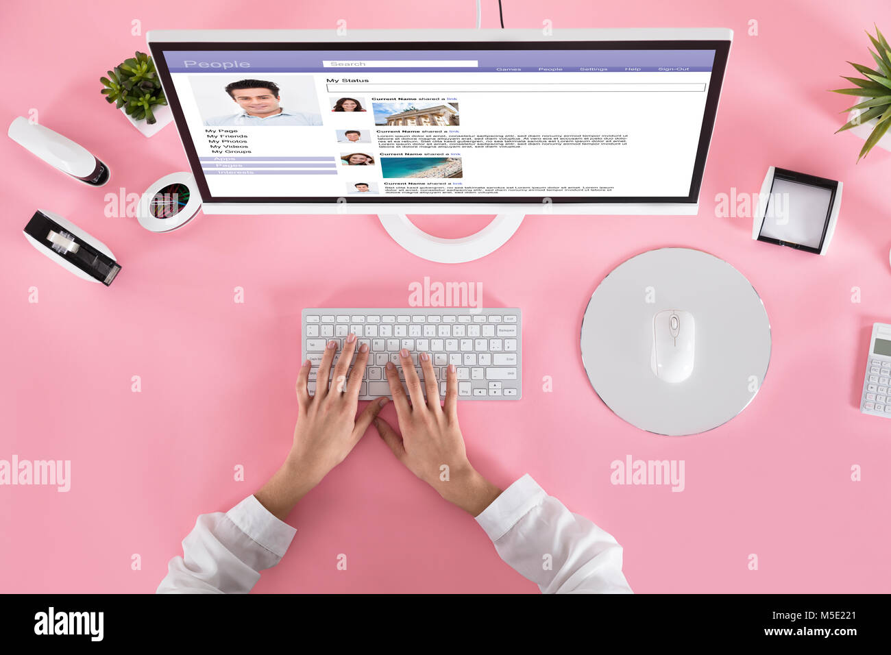 Close-up of a Businesswoman Chatting On Site Social sur l'ordinateur sur le lieu de travail Banque D'Images
