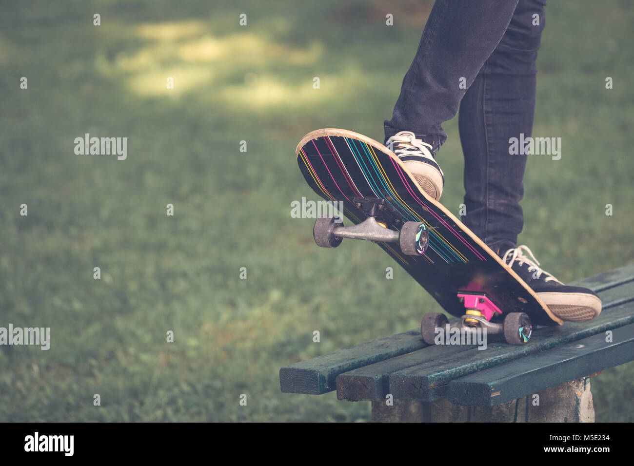 Close up of man jambes ride sur skate board Banque D'Images