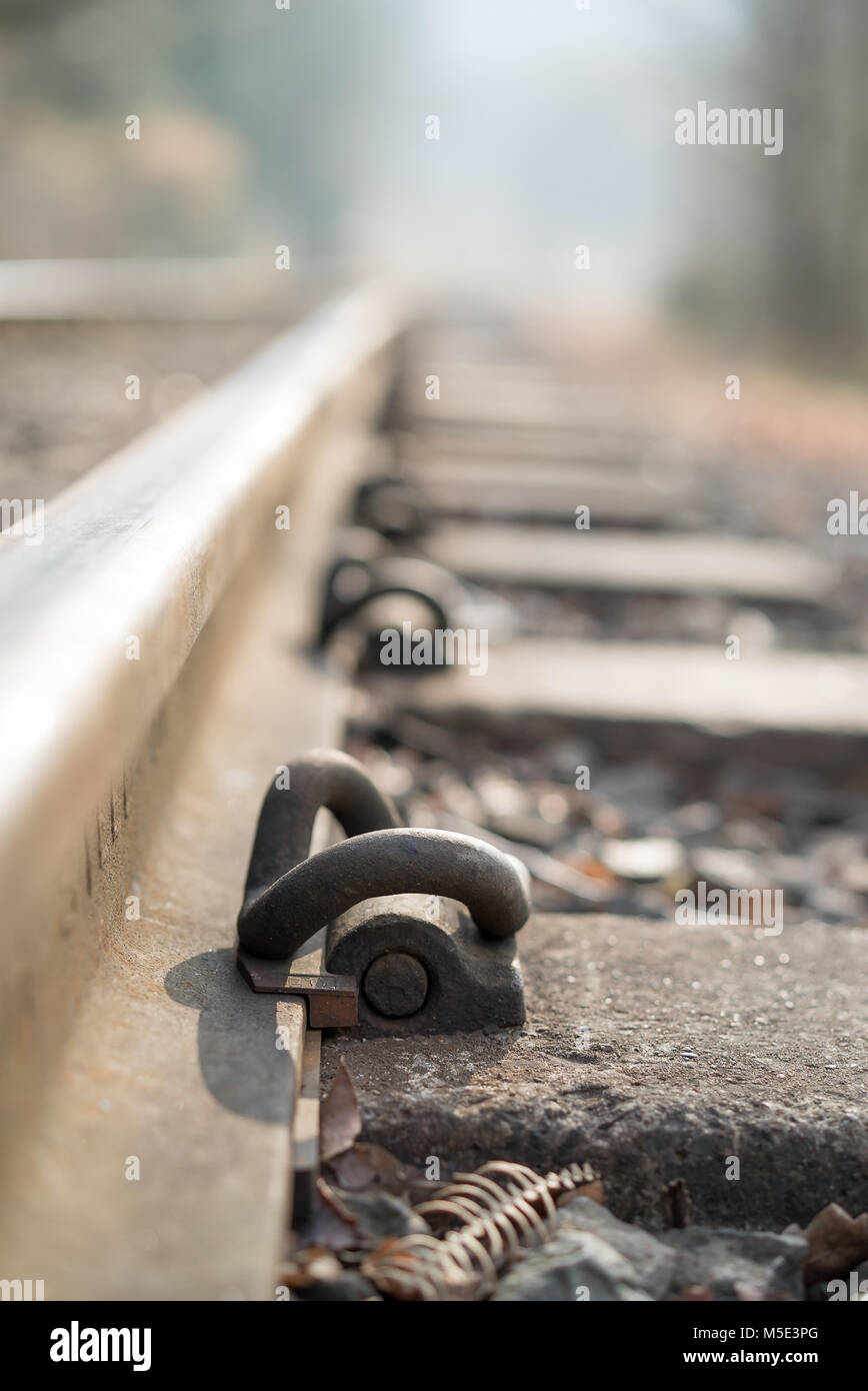 Close up Arty metal système de fixation sur une voie de chemin de fer. Une  mise au point sur des rails en acier forgé, fixation rail clip : liens sur  béton sleeper