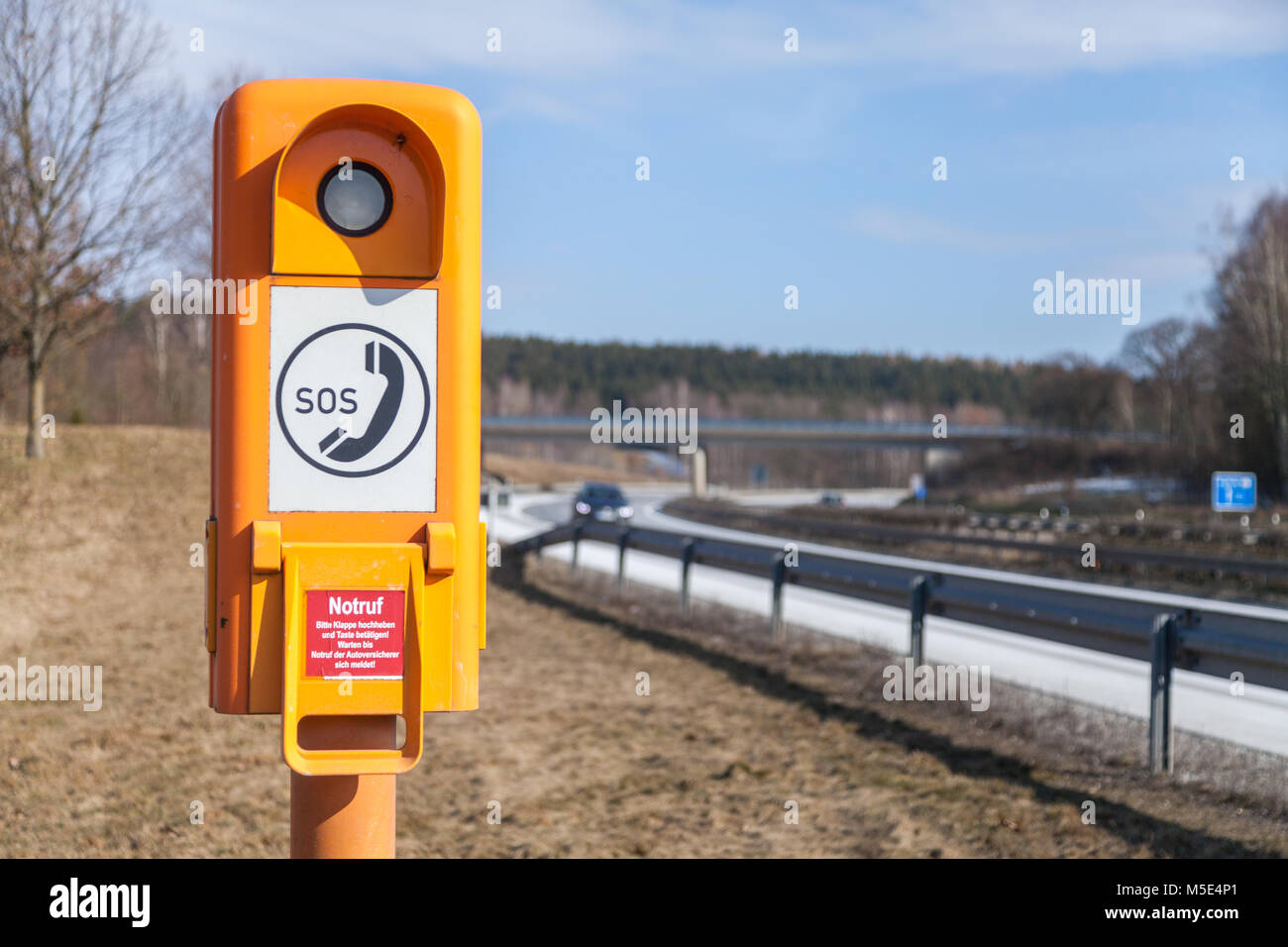 Appel d'urgence allemand fort près d'une autoroute Banque D'Images