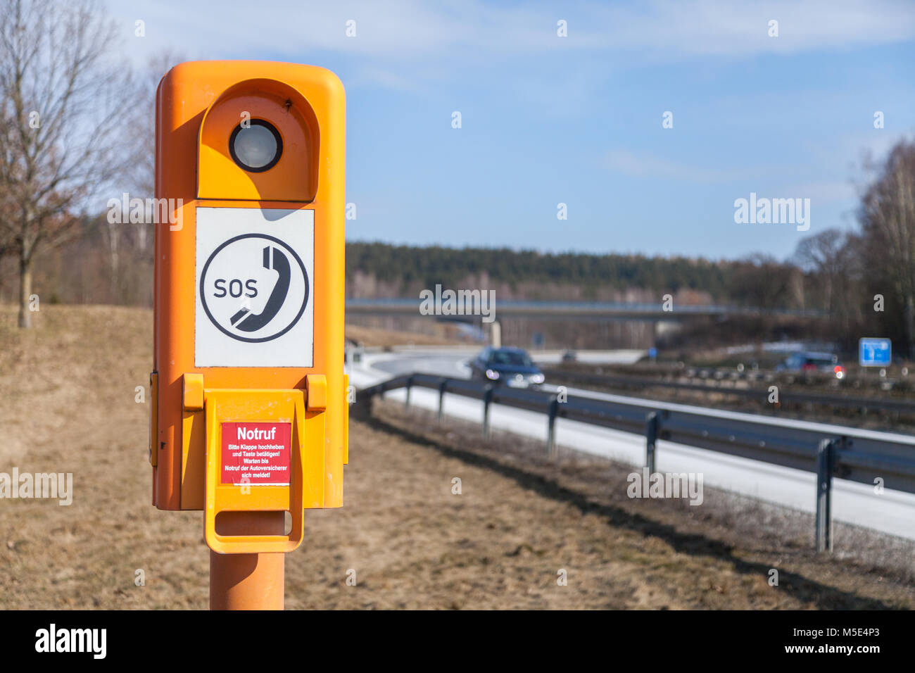 Appel d'urgence allemand fort près d'une autoroute Banque D'Images