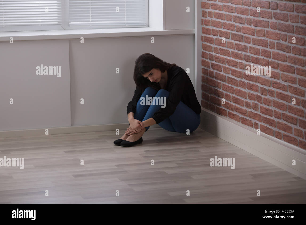 Femme Triste Avec Cœur Brise Souffrant D Amour Montrant La Tristesse Dans Ses Yeux Et Le Pouce Vers Le Bas Photo Stock Alamy