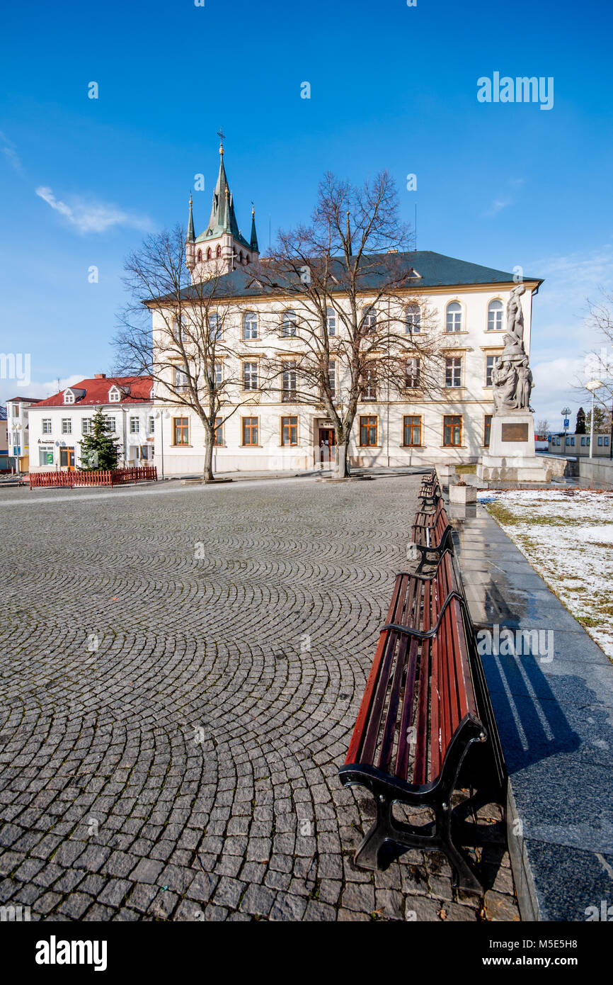 Avis de Horni namesti (place), musée du docteur Ales Hrdlicka et St Mikulas église paroissiale à Humpolec République tchèque, ville Banque D'Images