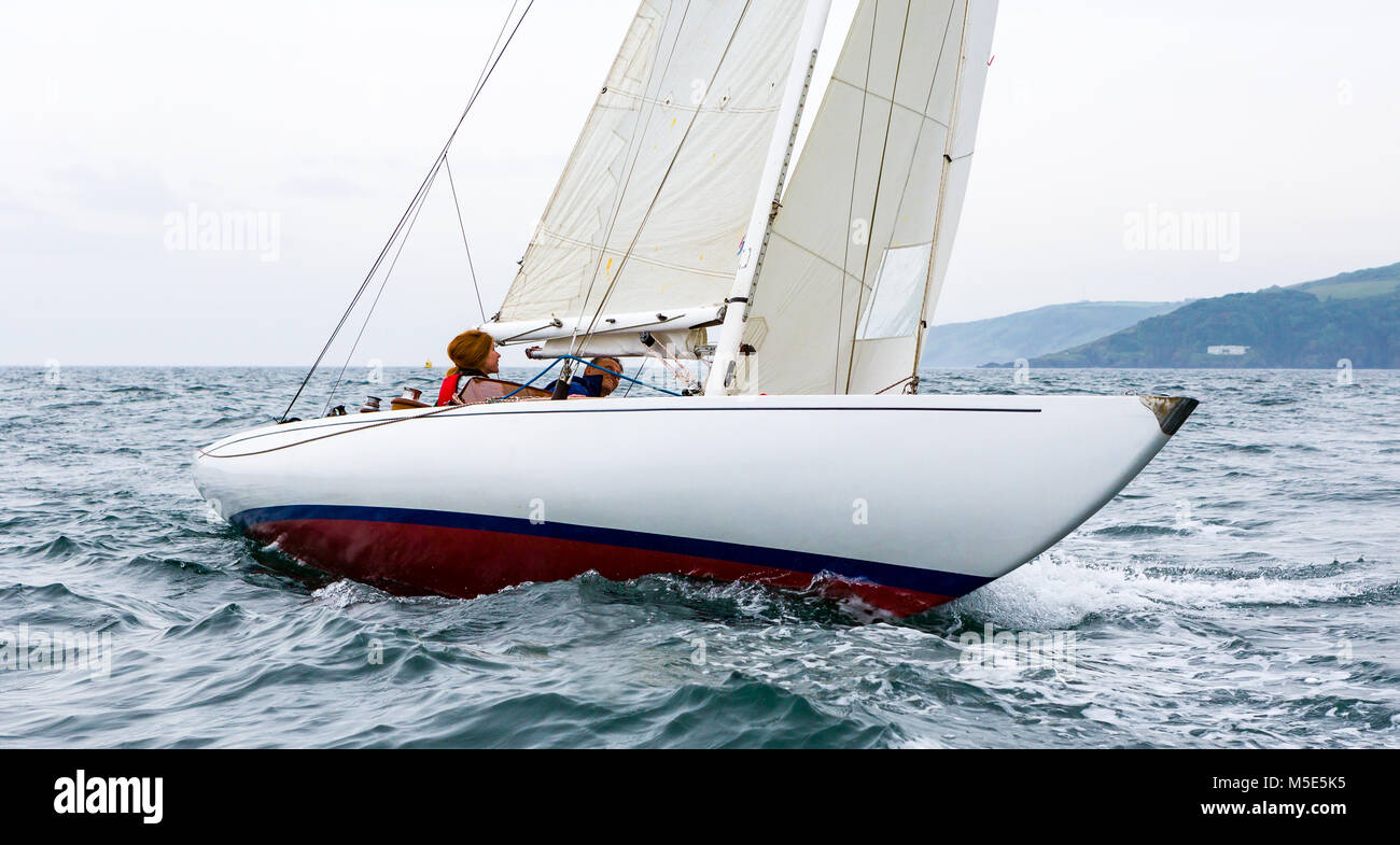 Un classique en bois de 22 mètres yacht racing bat au vent en mer agitée. Banque D'Images