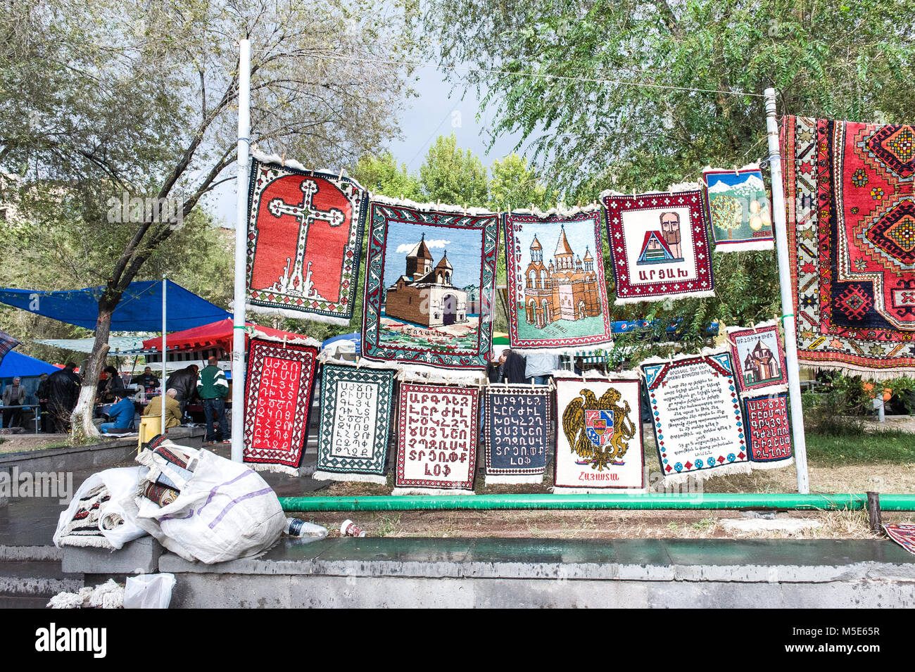 Des tapis à motifs traditionnel arménien à la vente à la brocante d'Erevan, Arménie. Banque D'Images