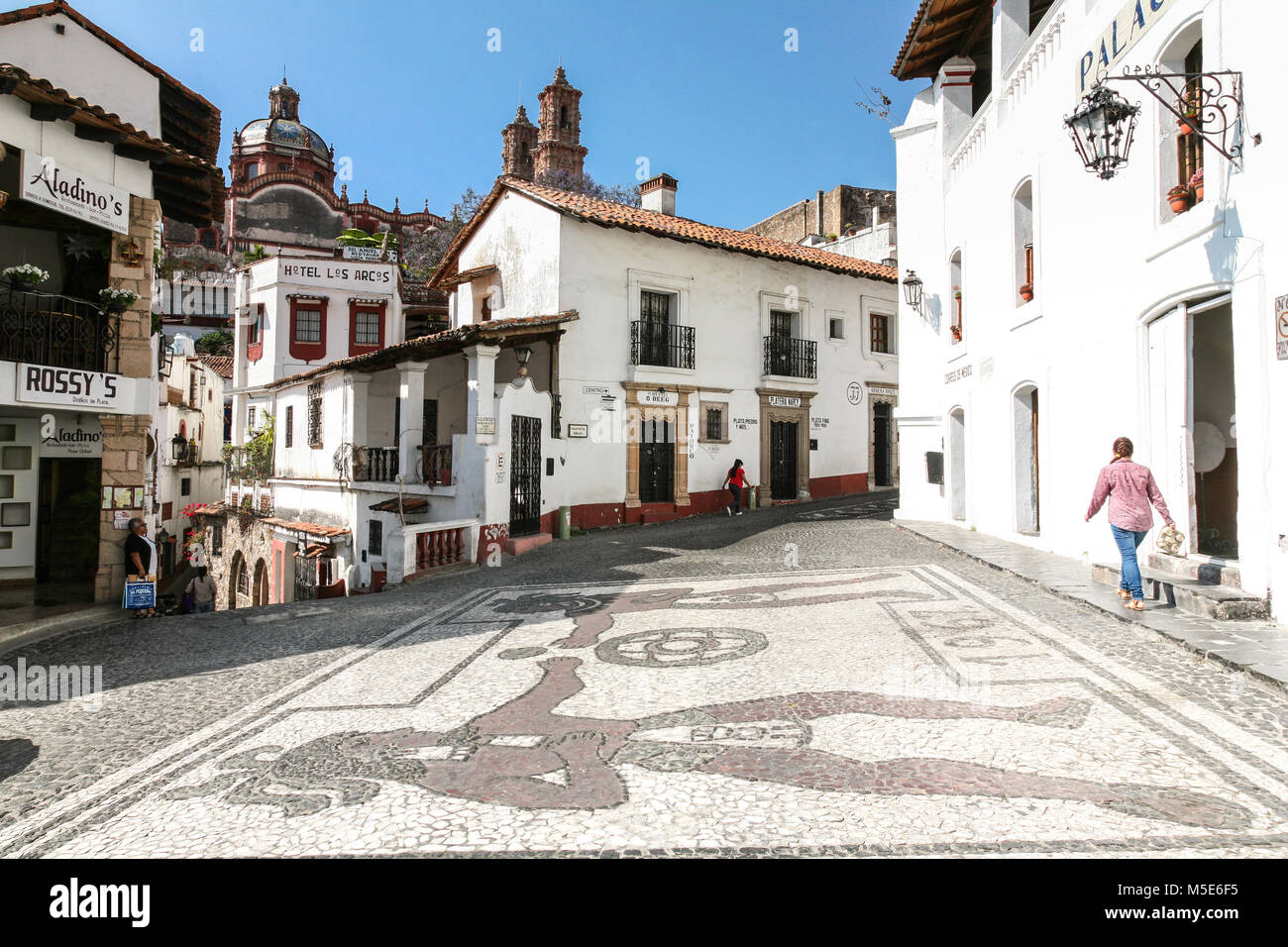 TAXCO, MEXIQUE - 3 mars 2012 : l'une des rues centrales à l'architecture typique de Taxco, Mexique Banque D'Images