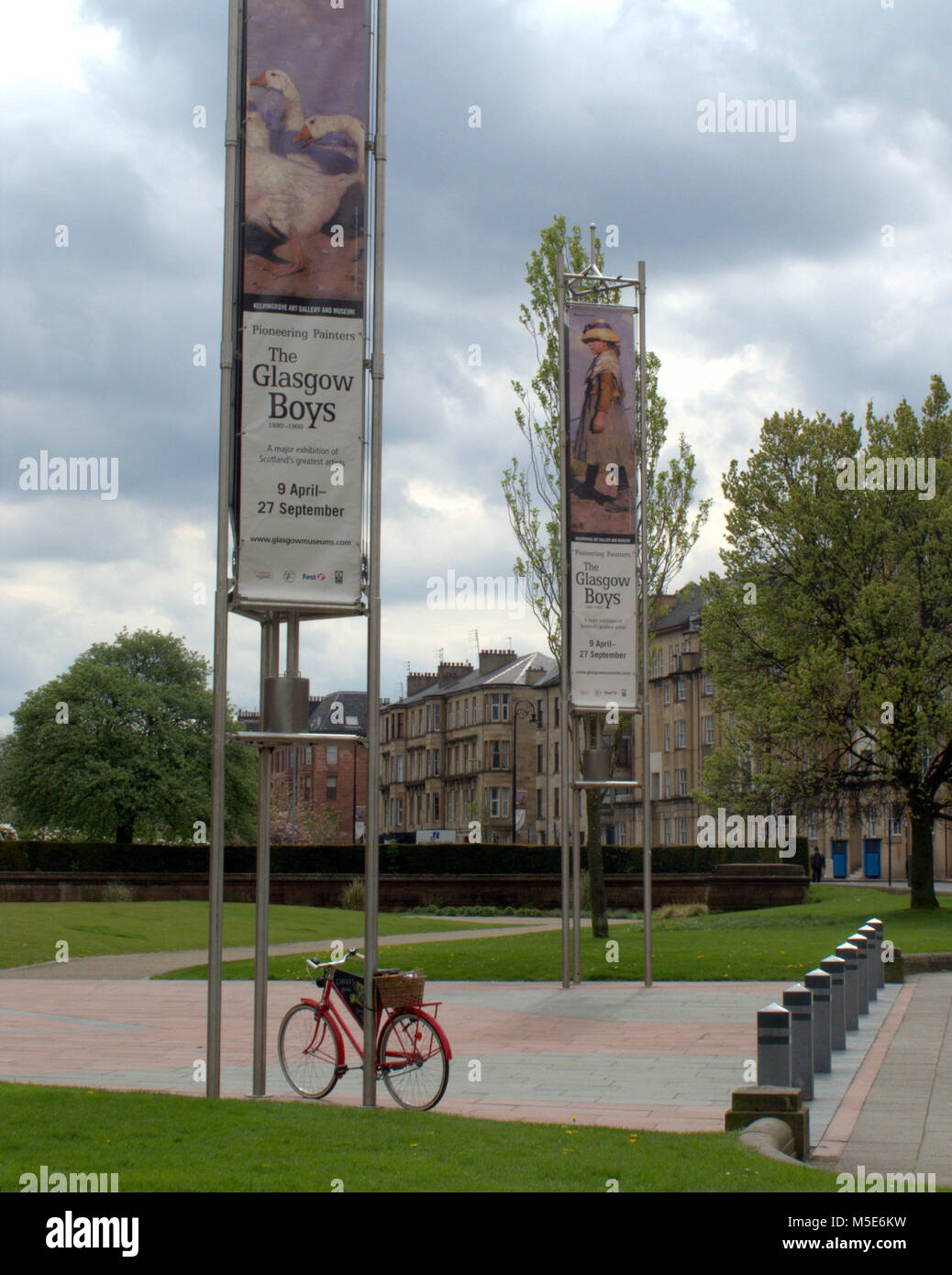 Le Glasgow Boys Affiches et exposition de la publicité à l'extérieur de Kelvingrove Art Gallery and Museum, Argyle Street, Glasgow, Royaume-Uni Banque D'Images