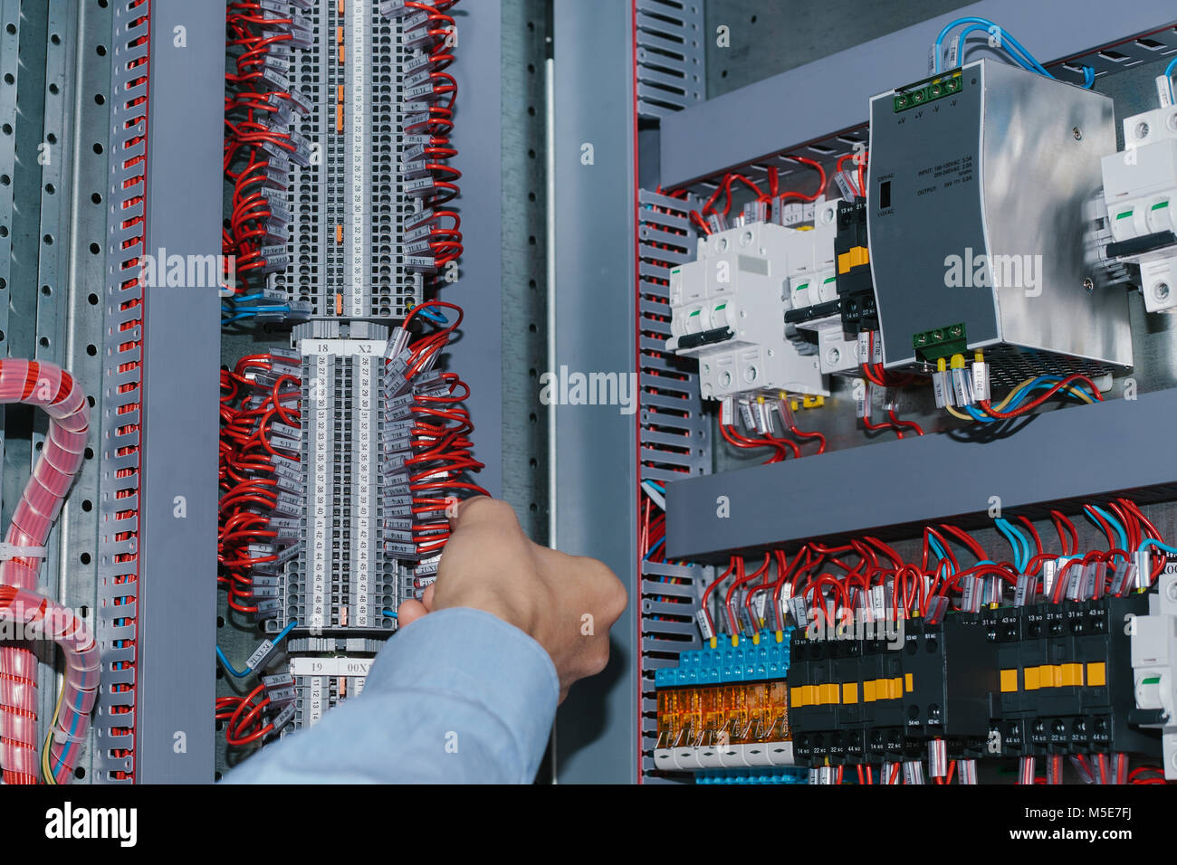Spécialiste électricien basse tension contrôle de l'équipement du cabinet  Photo Stock - Alamy