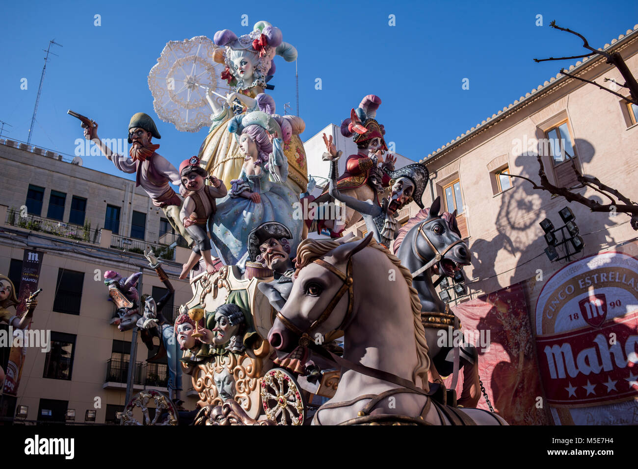 Une Falla sculpture afficher sur une place de la ville au cours de l'assemblée 'Las Fallas' Festival qui aura lieu à Valence, en Espagne. Banque D'Images