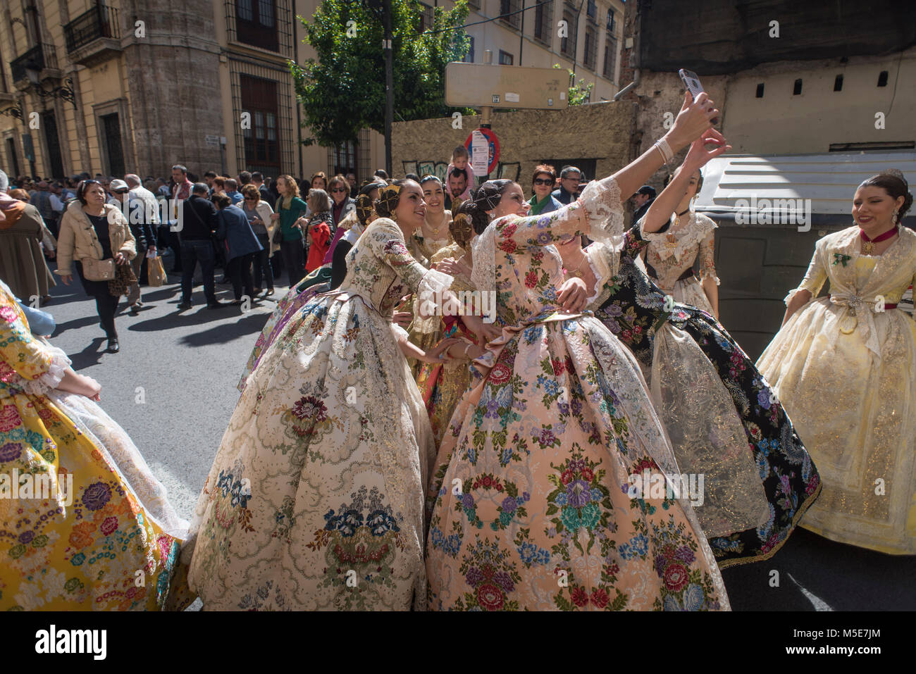 Les jeunes femmes vêtues comme Falleras de prendre une photo "70623" au cours de la Festivités Fallas à Valence, en Espagne. Banque D'Images