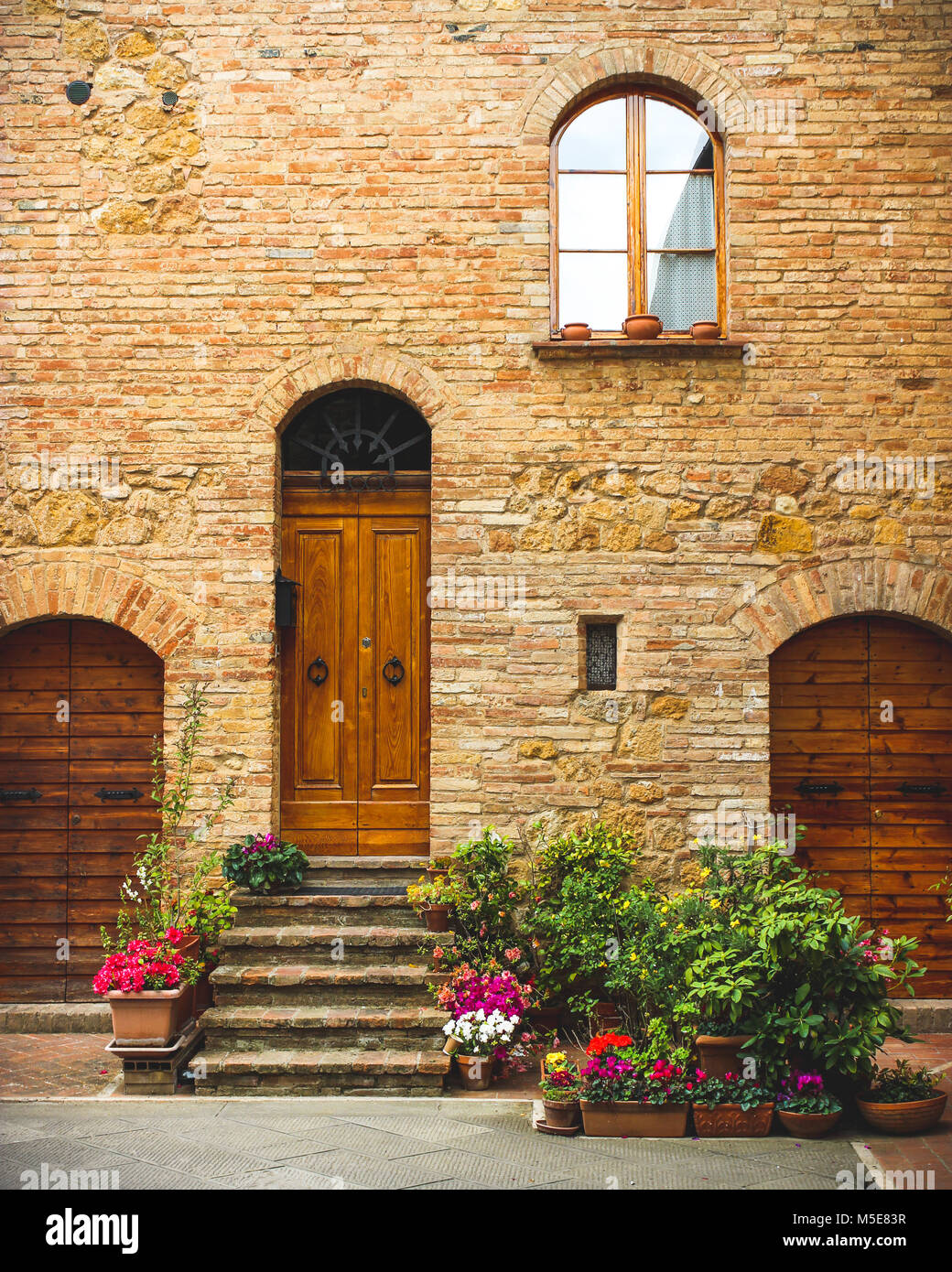 Des fleurs décorent l'entrée d'une maison dans l'ancienne ville italienne Banque D'Images