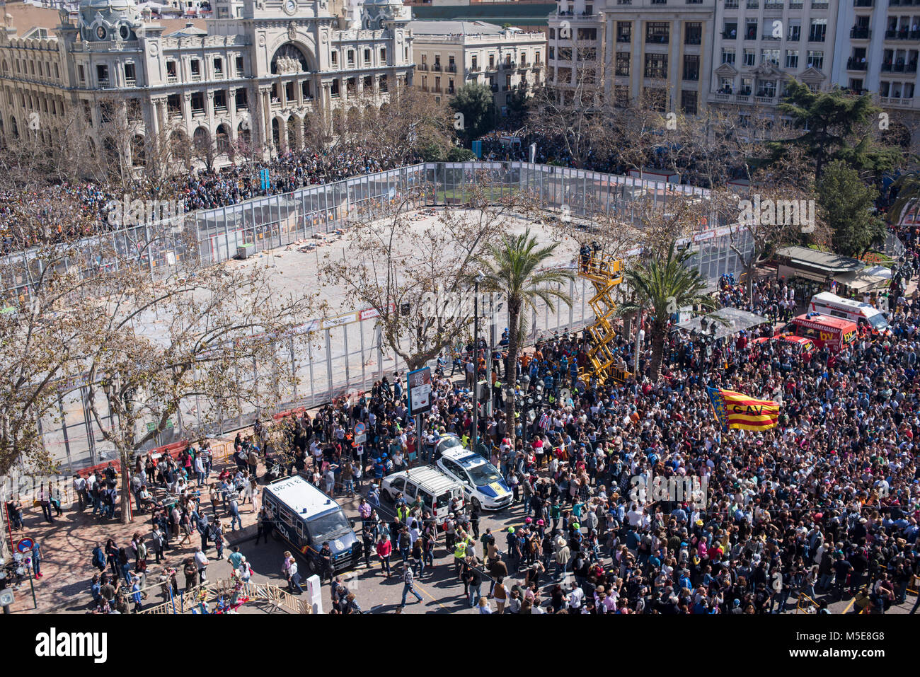 Mascleta de pétards à la Mairie de Valence durant les Fallas Festival en Espagne. Banque D'Images