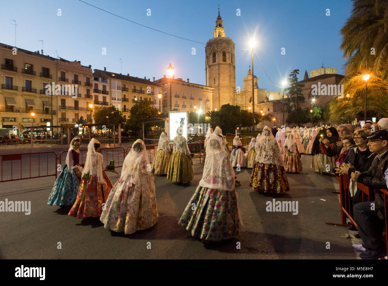 Les femmes portant des vêtements traditionnels fallera tête à la place de la Vierge de Valence pour apporter la fleur offrande à la Vierge Marie dans le cadre de la Fallas Banque D'Images