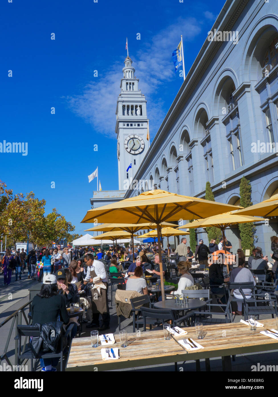 SAN FRANCISCO RESTAURANT BAR café en plein air salle à manger d'été au Ferry Building restaurant et terrasse bar Embarcadero San Francisco California USA Banque D'Images