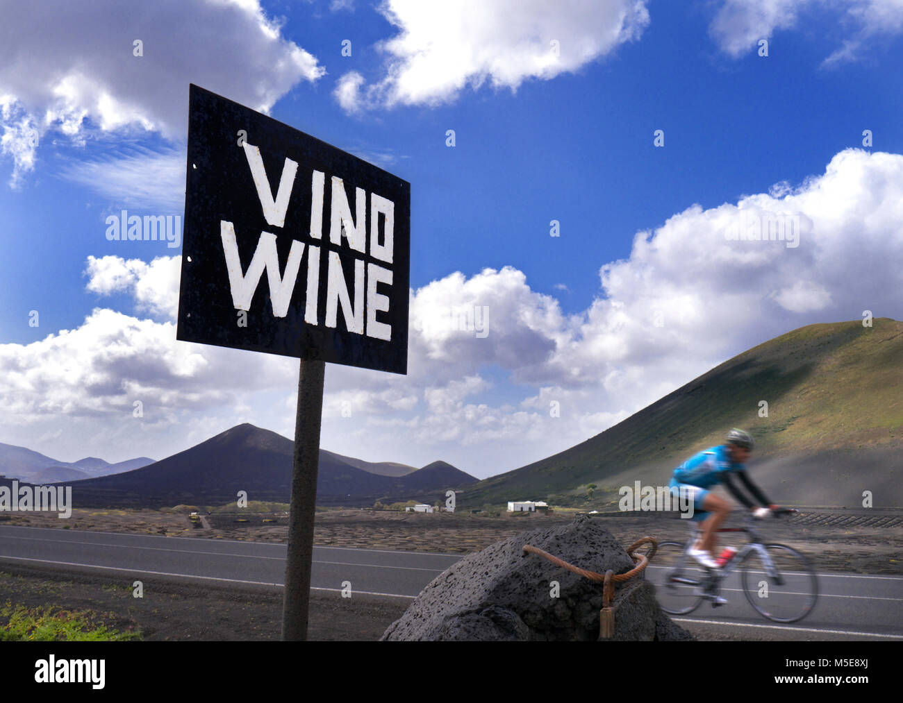 BODEGA VINO WINE LANZAROTE VOLCANS affiche à l'extérieur d'un des producteurs de vin bodega en Yaiza Lanzarote en passant cycliste amateur Canaries Espagne Banque D'Images