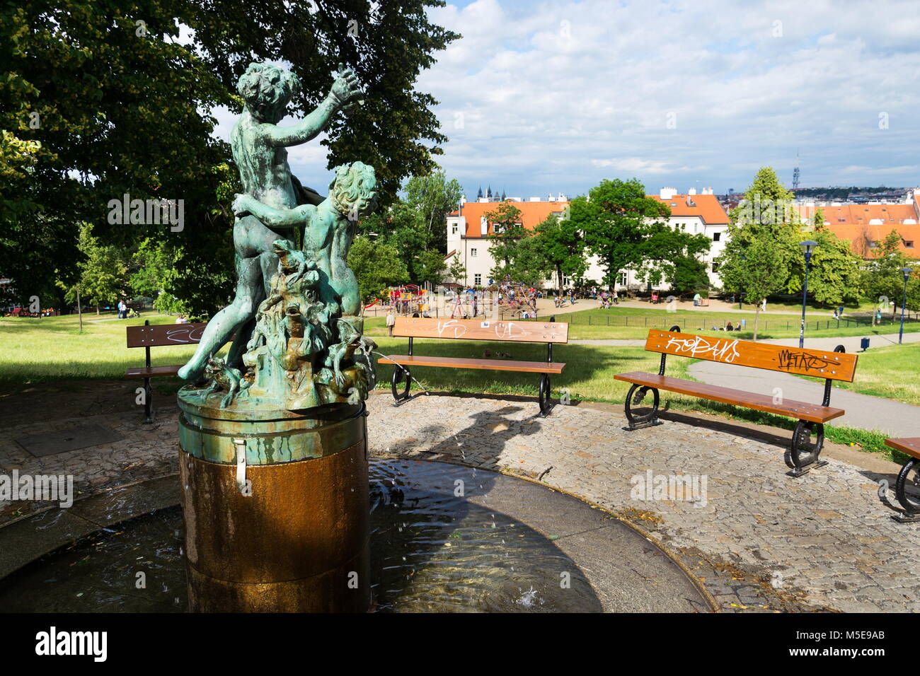 Fontaine par des petites grenouilles dans la colline de Petrin, Prague, République Tchèque Banque D'Images