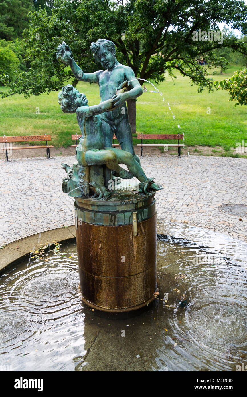 Fontaine par des petites grenouilles dans la colline de Petrin, Prague, République Tchèque Banque D'Images