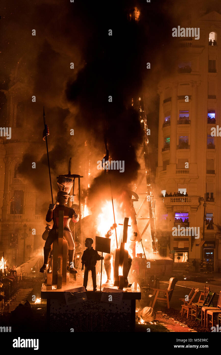 La nuit de 'La Crema' le brûler à la place de l'hôtel de ville de Valence dans le cadre de la dernière journée de las Fallas festival en Espagne. Banque D'Images