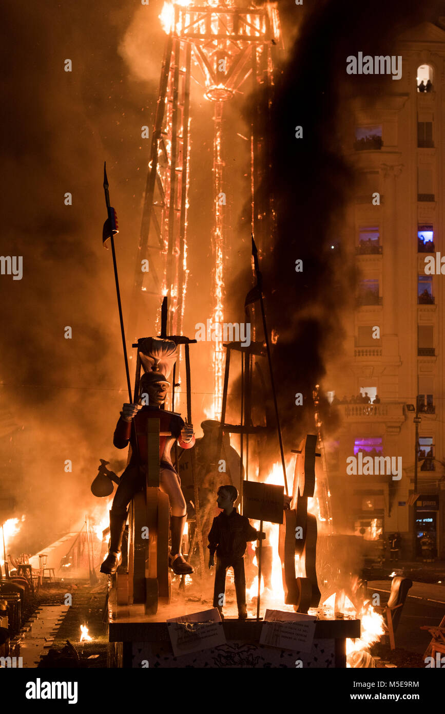 La nuit de 'La Crema' le brûler à la place de l'hôtel de ville de Valence dans le cadre de la dernière journée de las Fallas festival en Espagne. Banque D'Images