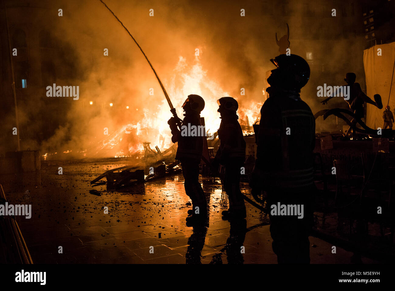 Les Pompiers au travail pendant la nuit de 'La Crema' le brûler à la place de l'hôtel de ville de Valence dans le cadre de la dernière journée de las Fallas festival à Sp Banque D'Images