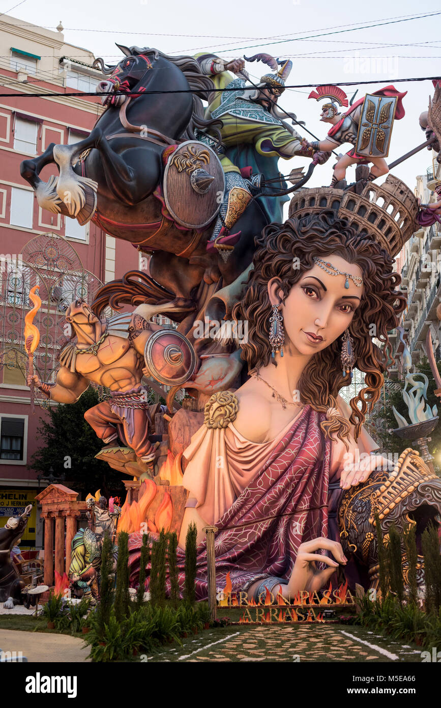 Une Falla sculpture afficher sur une place de la ville au cours de l'assemblée 'Las Fallas' Festival, Valencia, Espagne Banque D'Images