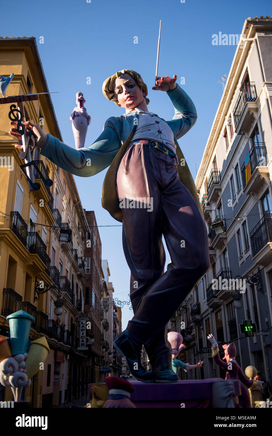Une Falla sculpture afficher sur une place de la ville au cours de l'assemblée 'Las Fallas' Festival qui aura lieu à Valence, en Espagne. Banque D'Images