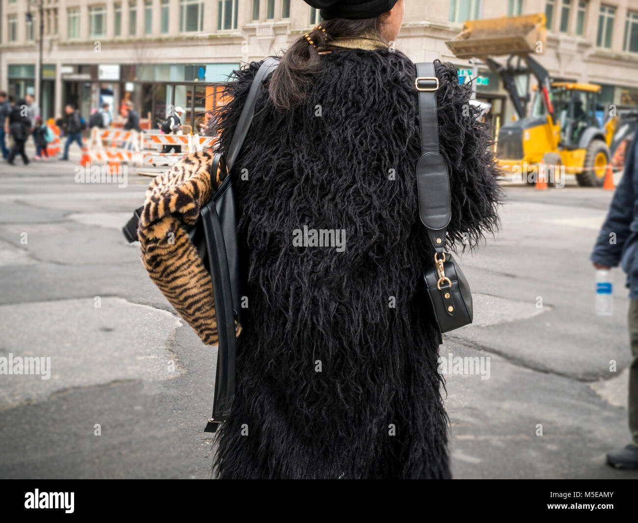 Une femme vêtue de son manteau d'hiver en fausse fourrure hirsute dans le  quartier Upper East Side de New York, le jeudi 15 février, 2018. (© Richard  B. Levine Photo Stock - Alamy