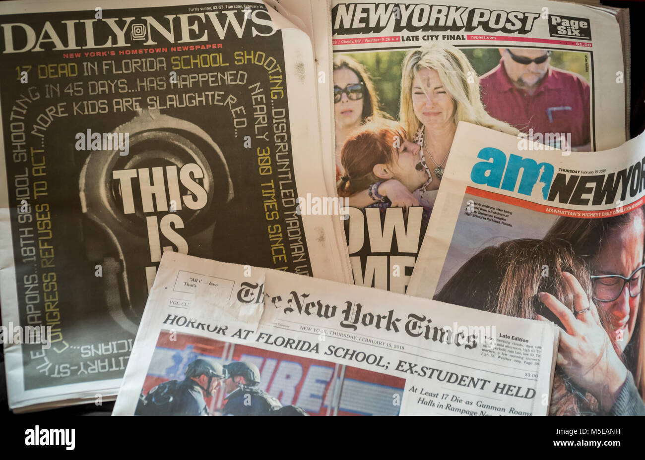 Première page des journaux de New York le jeudi 15 février, 2018 Rapport sur les jours précédents' tir à l'école secondaire Marjory Stoneman Douglas dans un parc, en Floride aurait été de 19 ans Nikolas Cruz qui a fait au moins 17 morts. (Â© Richard B. Levine) Banque D'Images